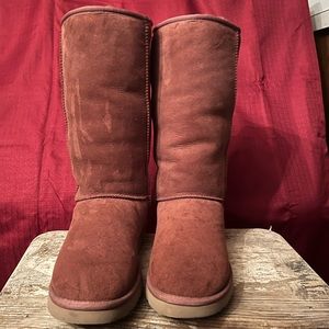 UGG Australia Tall boots, used in nice condition. One owner, girls outgrew them
